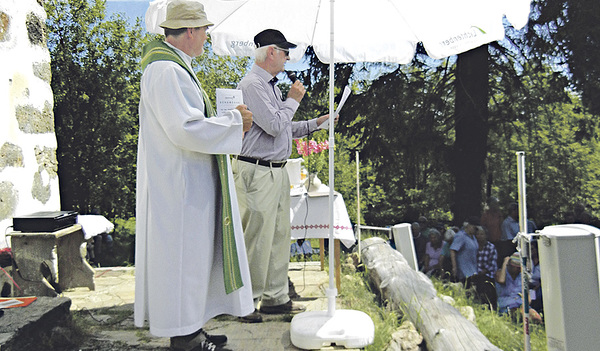 Gottesdienst mit Sonnenschirm 