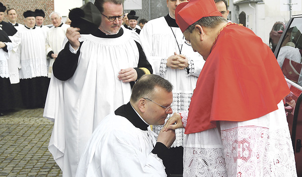 Ein Kleriker küsst im Jahr 2015 dem Kardinal Raymond Burke, einem Kritiker von Papst Franziskus, den Ring.  