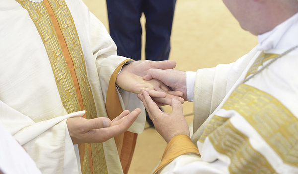 Priesterweihe: Salbung der Hände mit Chrisamöl.   