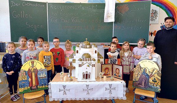 Die orthodoxen Kinder der ersten Klassen mit ihrem Religionslehrer Dalibor Binzei  