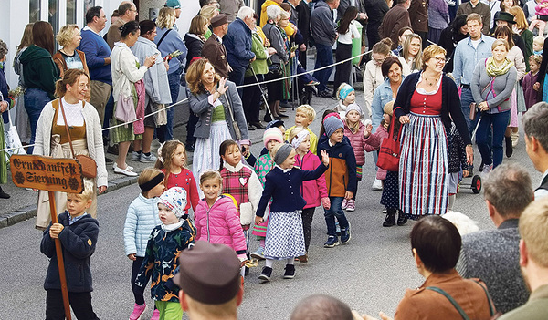 Die Sierninger Kindergartenkinder waren mitten drin im Festzug durch die Straßen.  