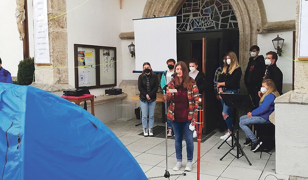 „Wir können unmöglich schweigen.“ – Protest vor der Pfarrkirche Gschwandt 