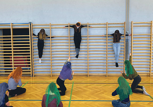  11. Station: Jesus wird ans Kreuz genagelt.   