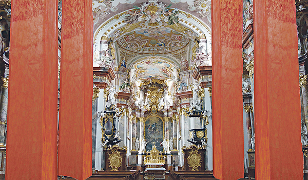 Installation in der Stiftskirche Wilhering des Künstlers Robert Moser: Moser, 1964 geboren, hat bei Ruedi Arnold an der Kunstuniversität Mozarteum in Salzburg Bildhauerei studiert. Er lebt und arbeitet in Steyr. 