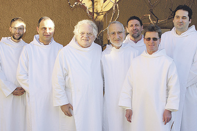 Sieben Benediktinermönche leben, beten und arbeiten derzeit in Gut Aich, darunter der „Lehrer der Dankbarkeit“, Bruder David Steindl-Rast (4. von links).   