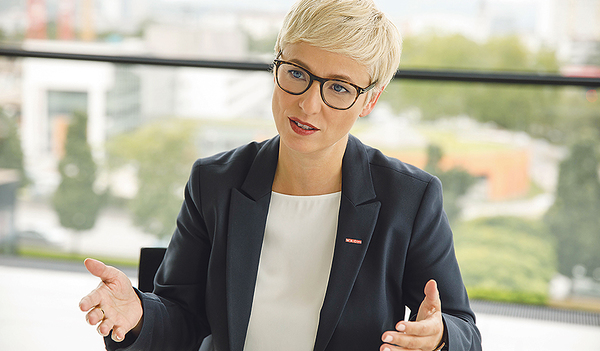 WKOÖ-Präsidentin Doris Hummer blickt trotz der aktuellen Krisen optimistisch in die Zukunft des Wirtschaftsstandorts Oberösterreich.   