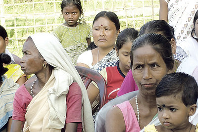 Vor allem Frauen und auch Kinder werden in den Teeplantagen Assams ausgebeutet. Hilfe  erhalten sie von der Organisation LCHR.    