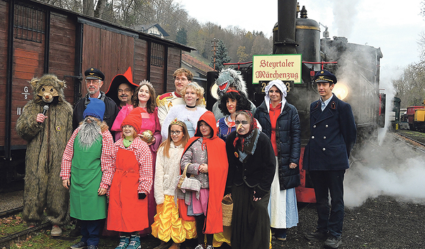 Unterwegs mit Märchenfiguren im Dampfzug auf der Steyrtalbahn.  