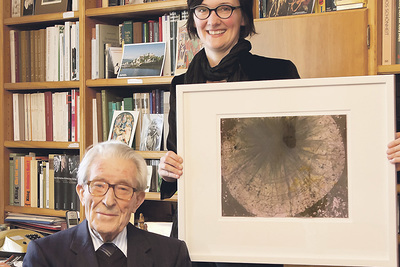 Gabriele Spindler, Leiterin der Landesgalerie, mit Prof. Rombold in seiner Wohnung