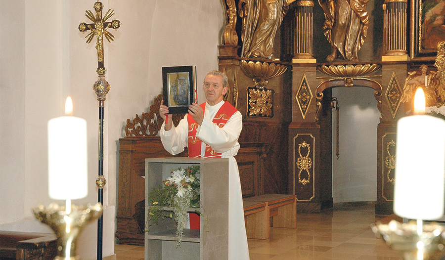 Schiedlberg gehört zu den wenigen Pfarren, die bei ihren Gottesdiensten mit einem besonders wertvoll gestalteten Evangeliar (Evangelienbuch) die Bedeutung des Gottesworts unterstreichen. Im Bild Pfarrer emeritus Franz Greil.