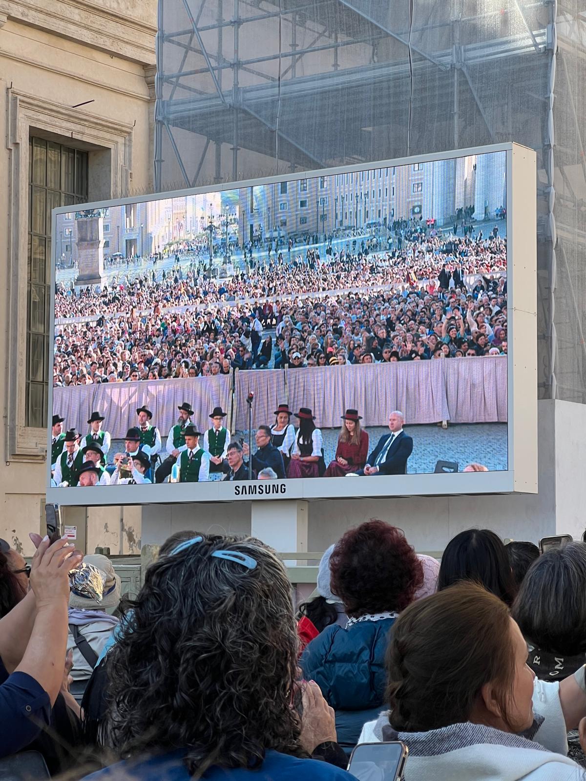 Videoscreen der Papstaudienz