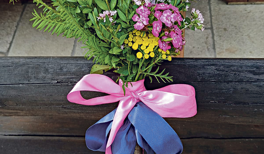 Pilgerstäbe sind Erkennungszeichen der Pilgerbegleiter:innen und ihrer Gruppen und können ganz individuell gestaltet sein.  