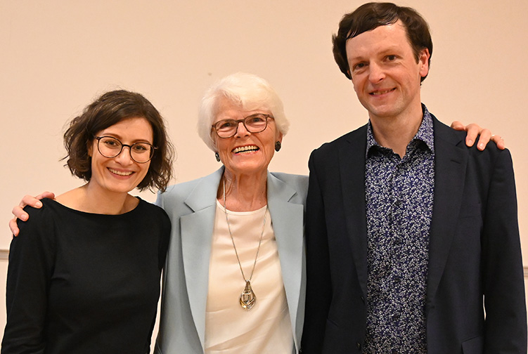 Jägerstätter-Biografin Erna Putz mit den beiden Wissenschaftler:innen