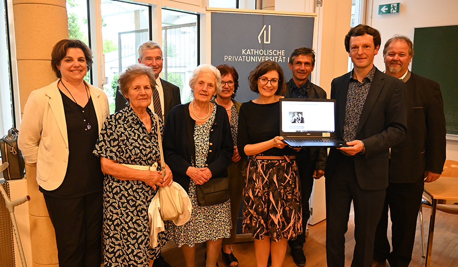 Verena Lorber und Andreas Schmoller mit der Abordnung, die aus St. Radegund, der Heimat Jägerstätters gekommen war 