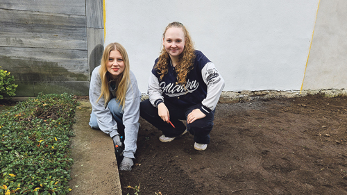 Sarah Stockinger und Viktoria Baumgartner widmen sich dem Thema Suizid.   / KIZ/PS