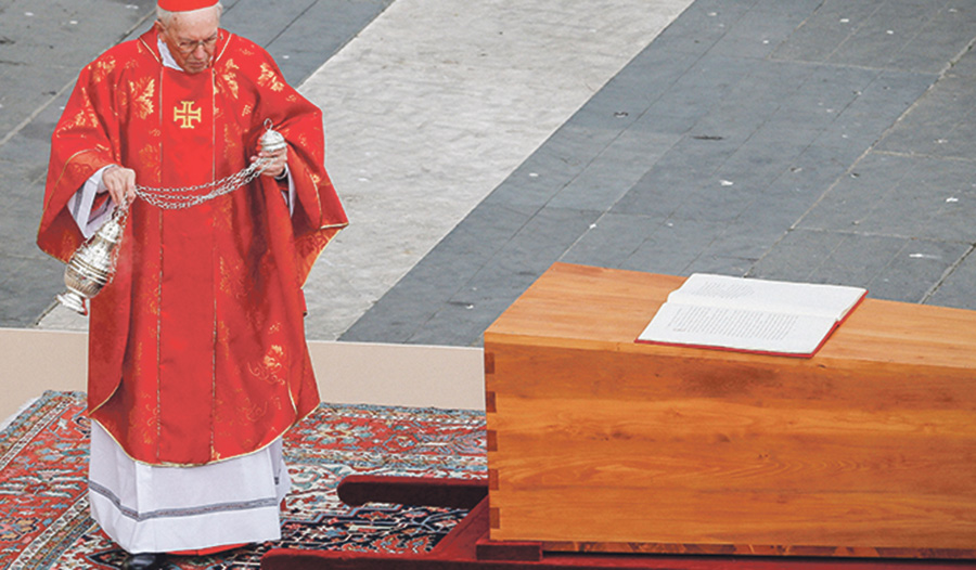 Kardinal Giovanni Battista Re, Dekan des Kardinalskollegiums, schwenkt das Weihrauchfass am Sarg des emeritierten Papstes  Benedikt XVI.   