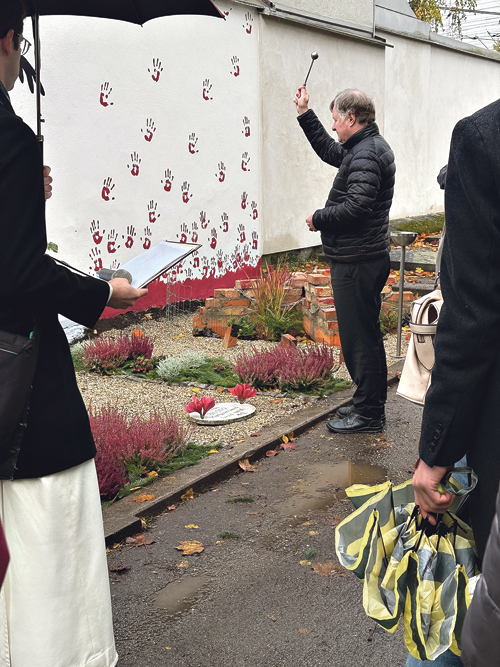 Bischof Manfred Scheuer segnete den Gedenkort für die Opfer von Zwangsarbeit.  / St. Barbara Friedhof / Gracia Nsambo