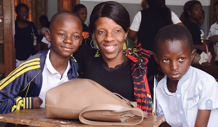 Madame Stella ist ein Vorbild für viele Kinder im Projekt. 