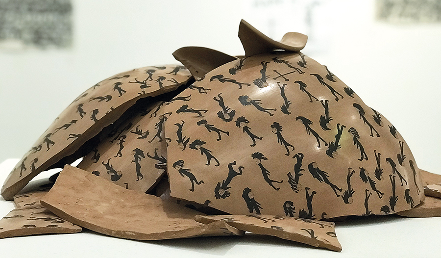 Eine wertvolle Vase der mexikanischen Künstlerin Teresa Margolles zum Thema Femizide wurde auf ihrer Reise nach Wien zerstört, als beim Zoll zwischen Mexiko und den USA nach Drogen gesucht wurde.  Nach dem ersten Erschrecken fanden Künstlerin und Kur