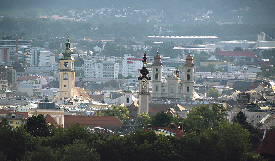 Der Alte Dom (rechts)  
