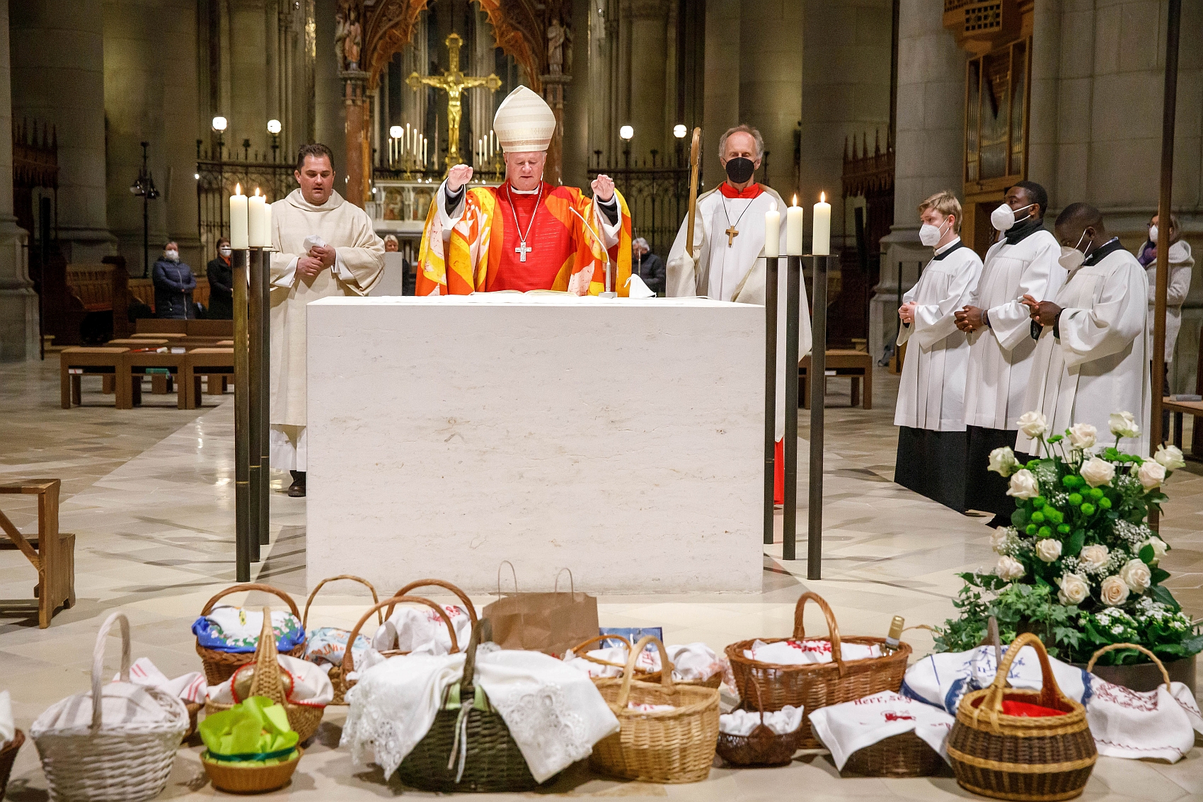 Feierlicher Schlusssegen am Ende der Osternachtsliturgie
