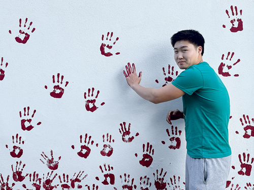 Erinnerungsort an die Opfer von Zwangsarbeit: „Unser Motiv, die Zwangsarbeiter:innen während des Zweiten Weltkriegs auszuwählen, ist es, auf ihr Schicksal aufmerksam zu machen. Sie sind oft in Vergessenheit geraten. / St. Barbara Friedhof / Gracia Nsambo