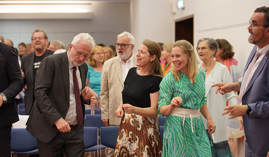 Feiern und singen im Festsaal