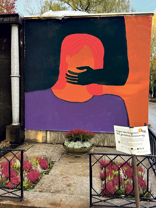 Sechs junge Frauen gestalteten ein Wandgrab, um an die Opfer von Femiziden zu erinnern. Als Femizide bezeichnet man Tötungen von Frauen, nur weil sie Frauen sind. 2024 waren es in Österreich 27 Frauen und in den letzten 11 Jahren insgesamt 319 Opfer / St. Barbara Friedhof / Gracia Nsambo