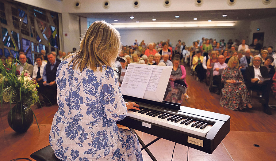 Feiern und singen im Festsaal