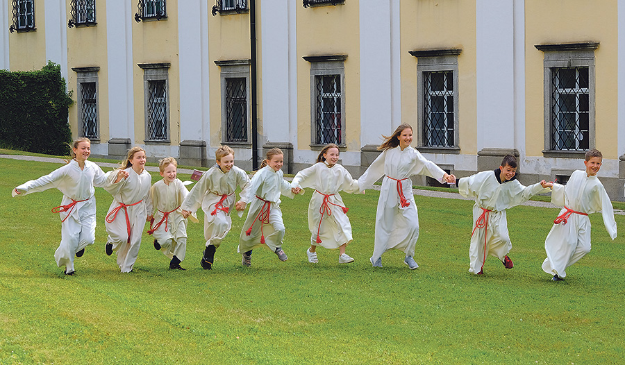 Ministrant:innen aus mehr als 90 Pfarrgemeinden und Pfarren feierten am 17. Juni den Minitag der Diözese Linz. Etwa 10.000 Ministrant:innen gibt es in Oberösterreich. 1.200 Gruppenleiter:innen begleiten die Kinder und Jugendlichen.