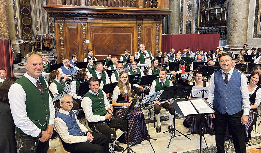 Gerald Mörzinger (links), Kapellmeister des Musikvereins Lacken, und Ha­rald Haselmayr (rechts), Niederwaldkirchens Kapellmeister.   