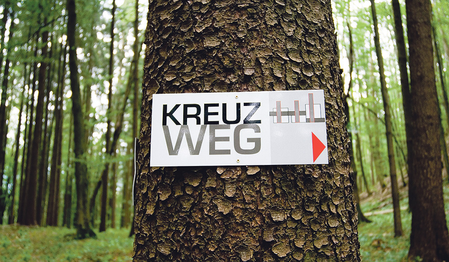 Der Mollner Kreuzweg mit seinen modern gestalteten Stationen ist eine Einladung zu einem lohnenden, besinnlichen Spaziergang. Der Kreuzweg beginnt bei der Kunstschmiede Schmidberger und führt auf der Südseite des Satterlrückens durch den Wald.