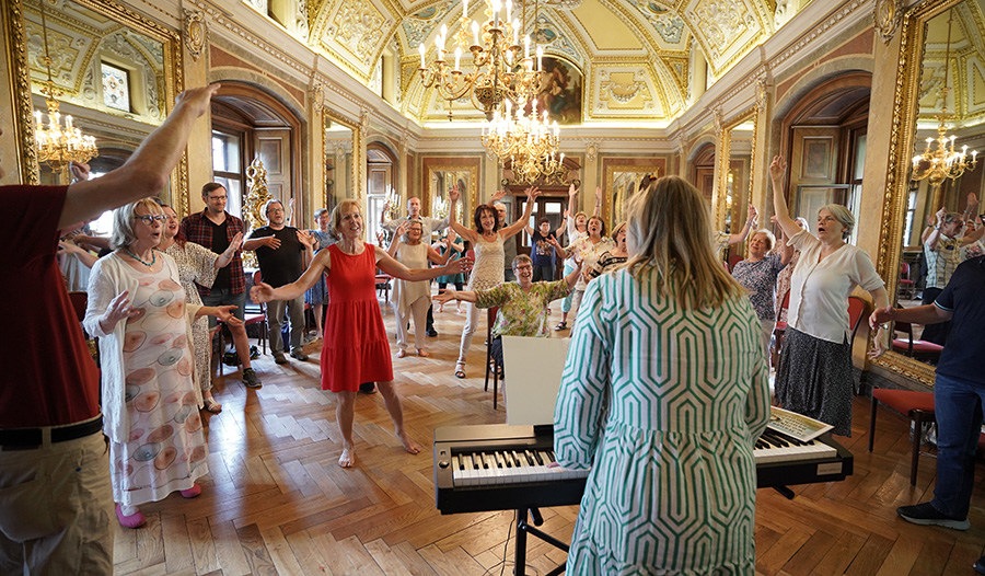 Feiern und singen im Festsaal