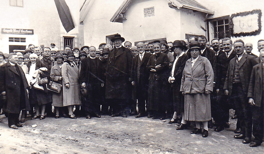 Franz Xaver Müller (mit Hut) vor seinem Elternhaus in Dimbach. Er blieb Zeit seines Lebens dem Heimatort sehr verbunden. Heute ist das Haus Begegnungstätte, Museum und Gedenkort.    