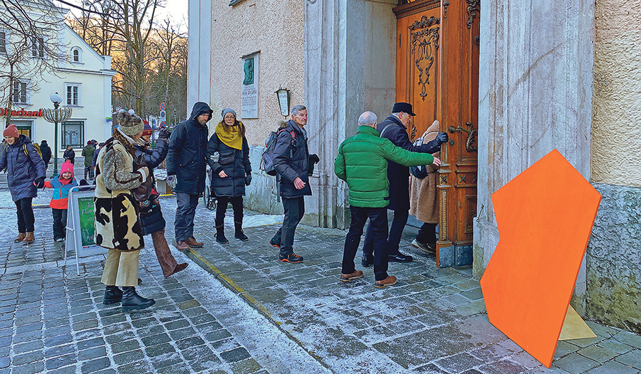 Das Orgel- und Schlagwerkkonzert lockt Besucher:innen an. 