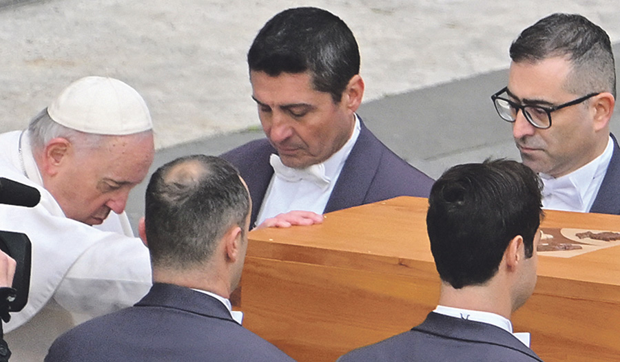 Das Requiem endete mit einem letzten Gruß von Papst Franziskus am Sarg seines Vorgängers, den er mit einem Kreuzzeichen segnete. Danach legte er die Hand darauf und verharrte eine Weile mit gesenktem Kopf.  