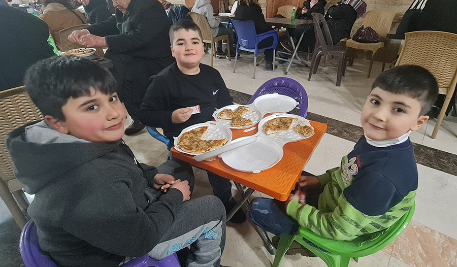 Kinder werden mit Essen versorgt.