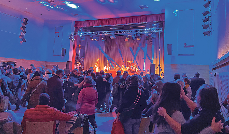 Abends im Pfarrsaal wird mit der Wüdara Musi getanzt. 