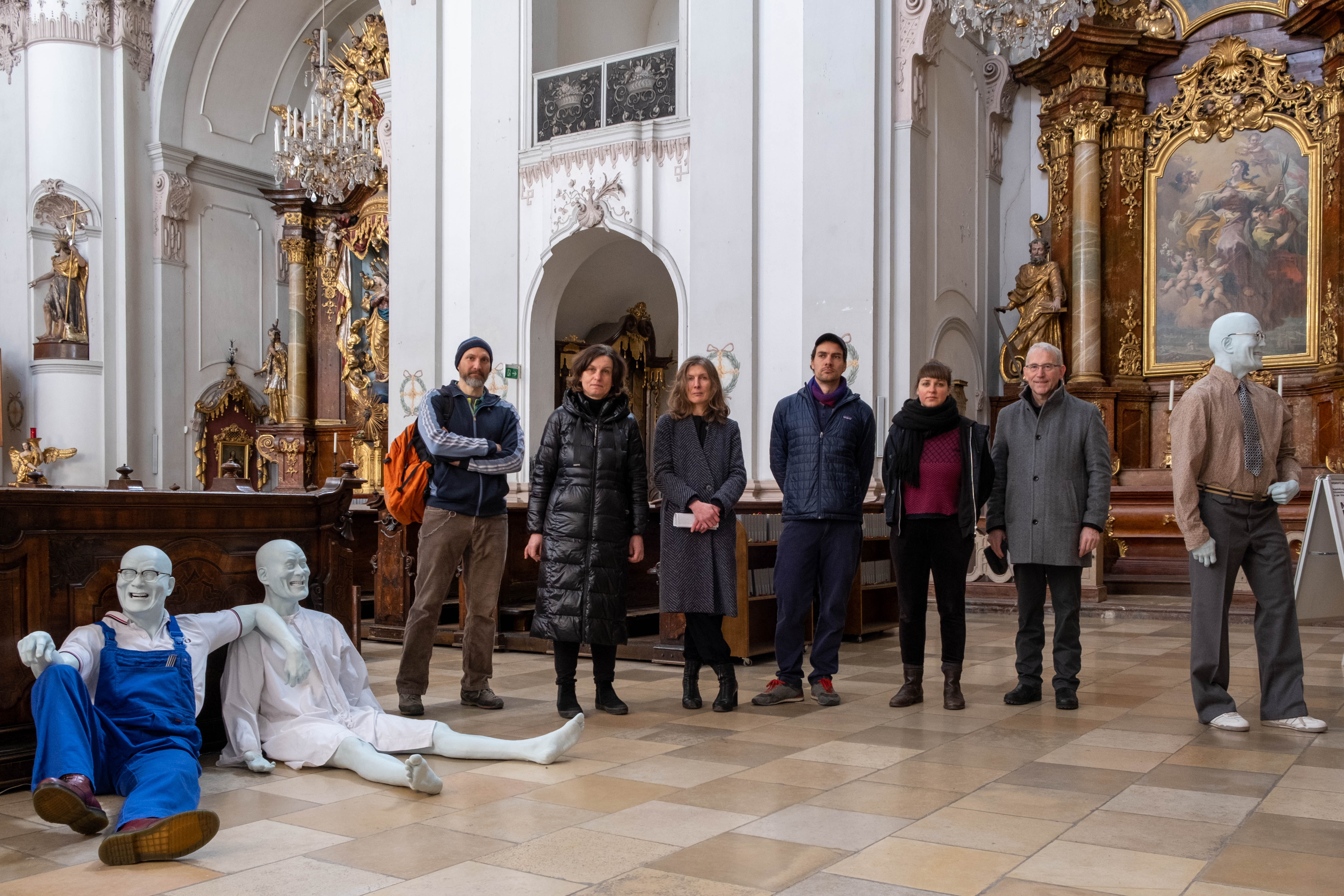 Künstler Adam Ulen, Kuratorin Martina Gelsinger, Kuratorin Anja Ellenberger, Künstler Moritz Matschke, Künstlerin Christel Kiesel de Miranda und Bischofsvikar Johann Hintermaier
