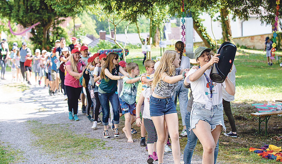 Eine gemeinsame Polonaise als Abschluss wurde nach einem gelungenen Minitag mit lustigen Spielen und interessanten Workshops zu einem weiteren Höhepunkt.   