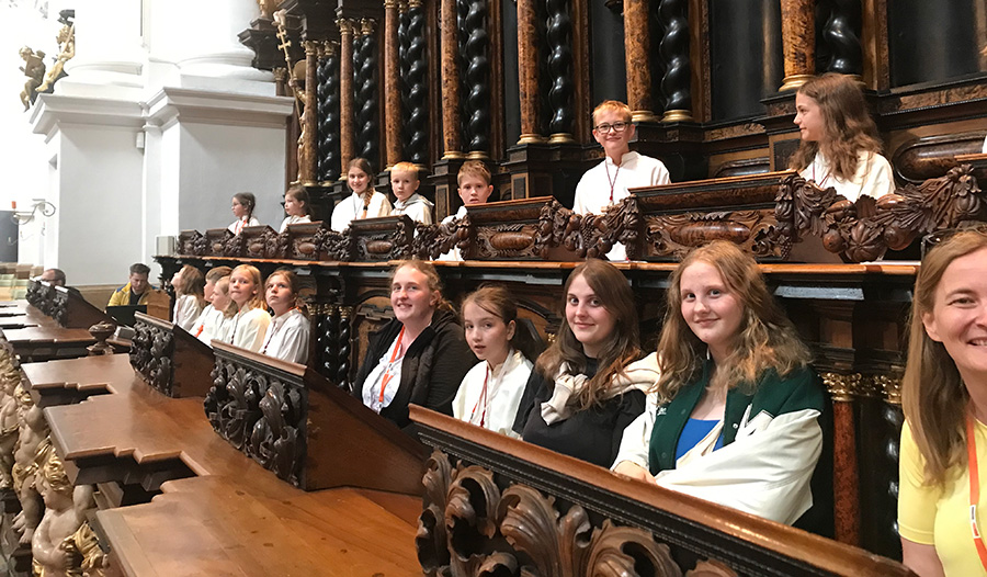 Minis aus Sigharting im alten Chorgestühl der Stiftsbasilika St. Florian