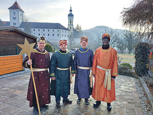 Es gibt auch Erwachsene, die sich als Heilige Drei Könige verkleiden – so hier in Waldhausen im Strudengau. 