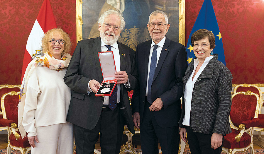 Anton Zeilinger erhielt am 20. Dezember in der Wiener Hofburg das Große Silberne Ehrenzeichen mit dem Stern für Verdienste um die Republik Österreich überreicht (rechts)