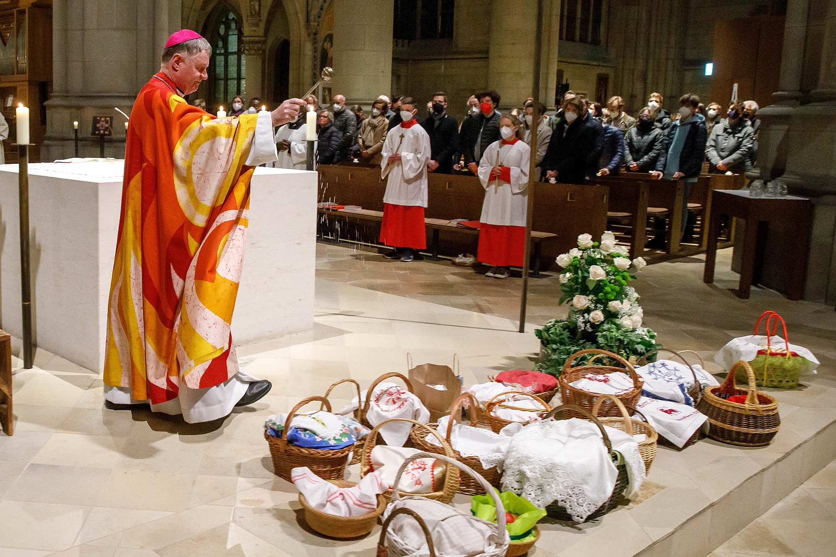 Bischof Manfred Scheuer segnet die Osterspeisen