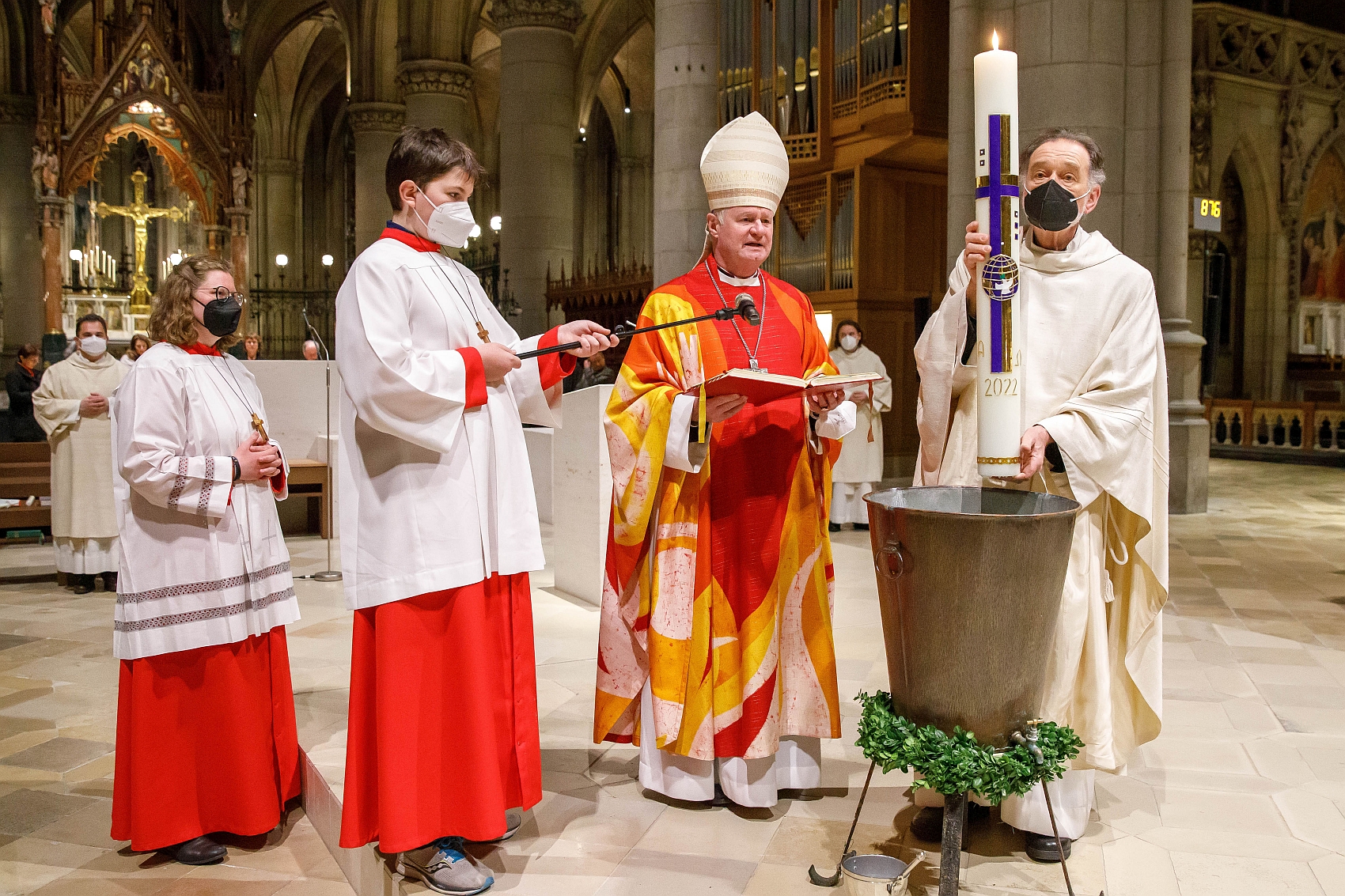 Taufwasserweihe: Dompfarrer Maximilian Strasser taucht die Osterkerze in das Wasser