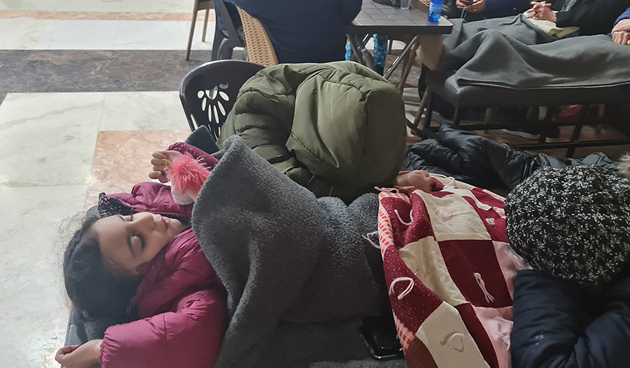 Ein schlafendes Kind im Pfarrsaal.