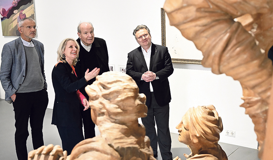 Auch Kardinal Christoph Schönborn und Wiens Bürgermeister Michael Ludwig sind sterblich – und ließen sich letzte Woche von Museumsdirektorin Johanna Schwanberg durch die Ausstellung „Sterblich sein“ führen.
