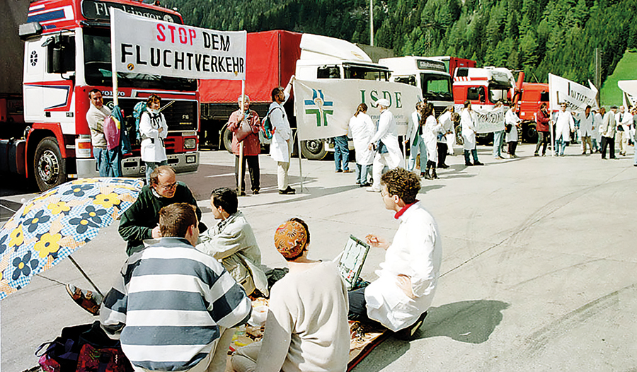 Straßenblockaden sind nichts Neues: Ärztinnen und Ärzte blockierten zum Beispiel 1996 die Autobahn am Brenner, um auf die gesundheitlichen Folgen des Transits hinzuweisen.