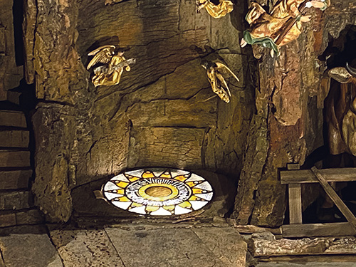 Der 14-zackige Stern erinnert an die Geburtsgrotte. 