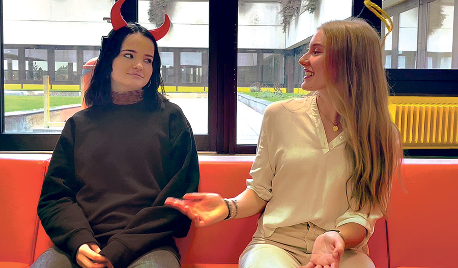 „Teufel und Engel“ diskutieren über das Onlineshopping (HBLA Lentia). 